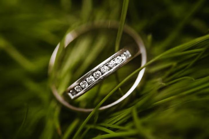 Diamond-Studded Bands Tips – Selection, Care, and Jewelry Insights