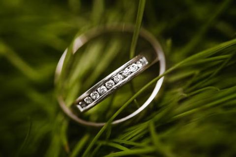Diamond-Studded Bands Tips – Selection, Care, and Jewelry Insights